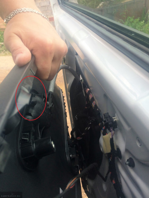Проблемный выступ на внутренней поверхности обшивки двери на Фольксваген Поло седан