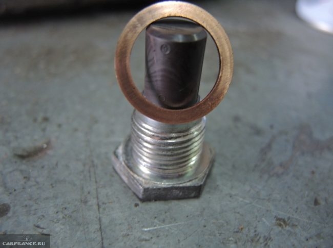 Чистая пробка с магнитом и медное кольцо от АКПП автомобиля Мицубиси Лансер 10