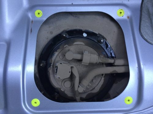 Топливные шланги на патрубках электробензонасоса на автомобиле Митсубиси Лансер 9