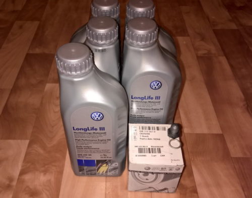 Четыре литра фирменного масла для Фольксваген Поло седан в мелкой таре