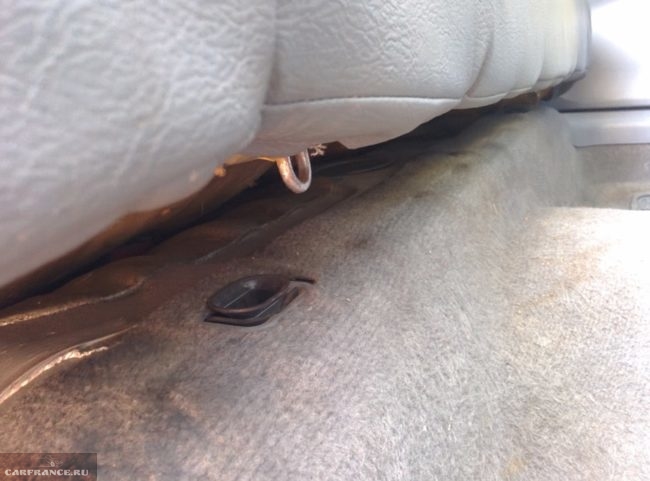 Снятие подушки заднего сидения в салоне автомобиля Митсубиси Лансер 9