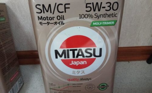 Внешний вид упаковки с маслом Mitasu MJ-101-4 Gold 5w30 для седана Митсубиси Лансер 10