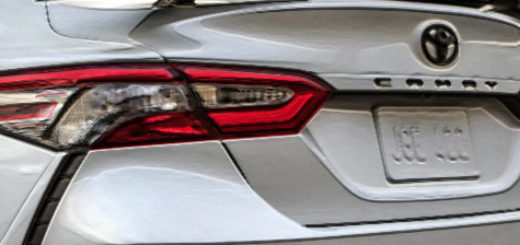 Тойота Камри 2020 модельного года вид сзади в белом цвете