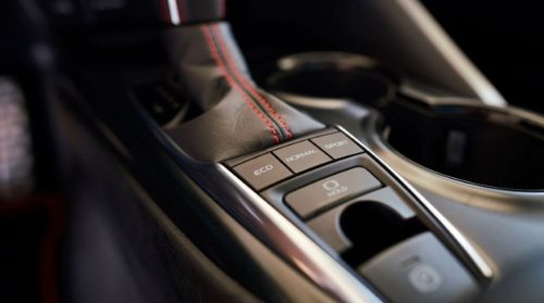 Кнопки переключения режимов трансмиссии под рычагом АКПП в Тойота Камри 2020 года производства
