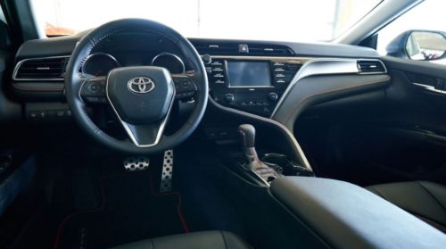 Асимметричная передняя консоль в салоне автомобиля Тойота Камри 2020 года