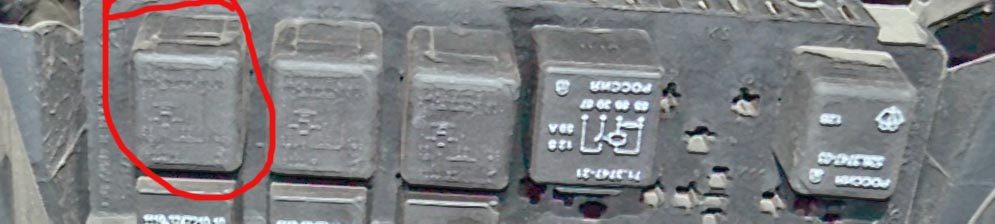 Расположение реле вентилятора в блоке предохранителей на Лада Приора стандарт 2007 года выпуска
