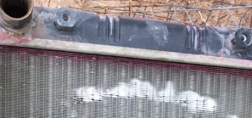 Потёкший сбоку радиатор охлаждения стоковый СААЗ на Лада Приора